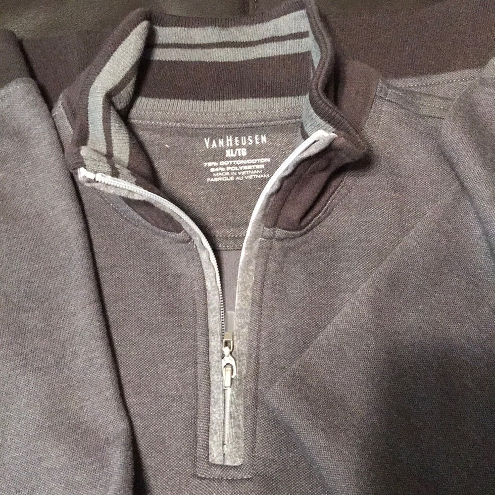 VanHeusen NWOT men’s pullover half zip sweater.
